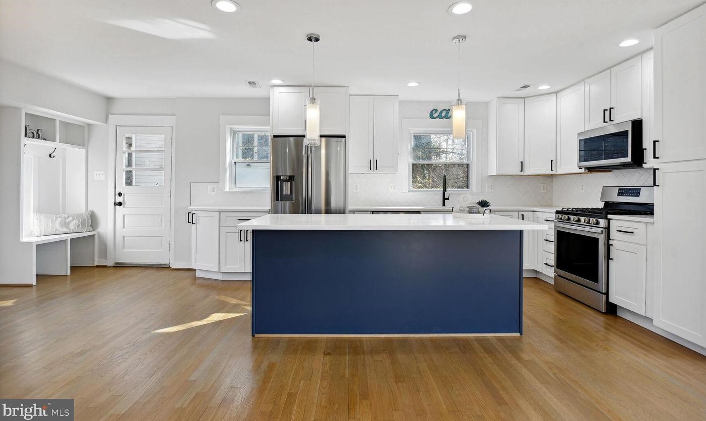 9229 Brian Dr, Vienna VA  22180-6116 exterior