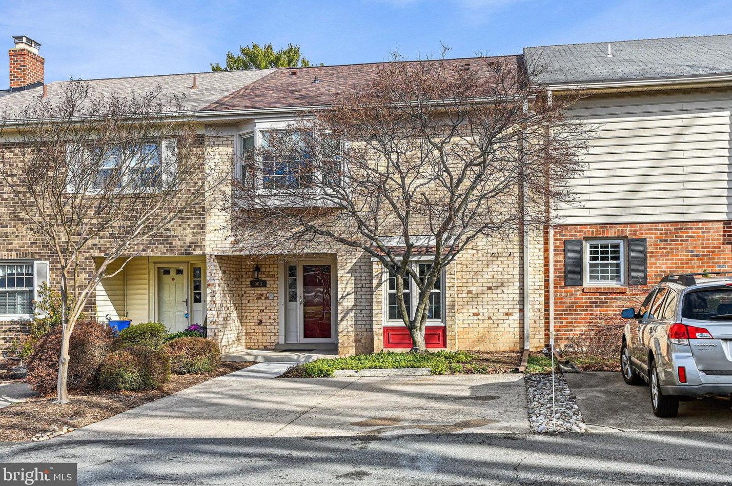 903 Moorefield Hill Grv Sw, Vienna, VA 22180
