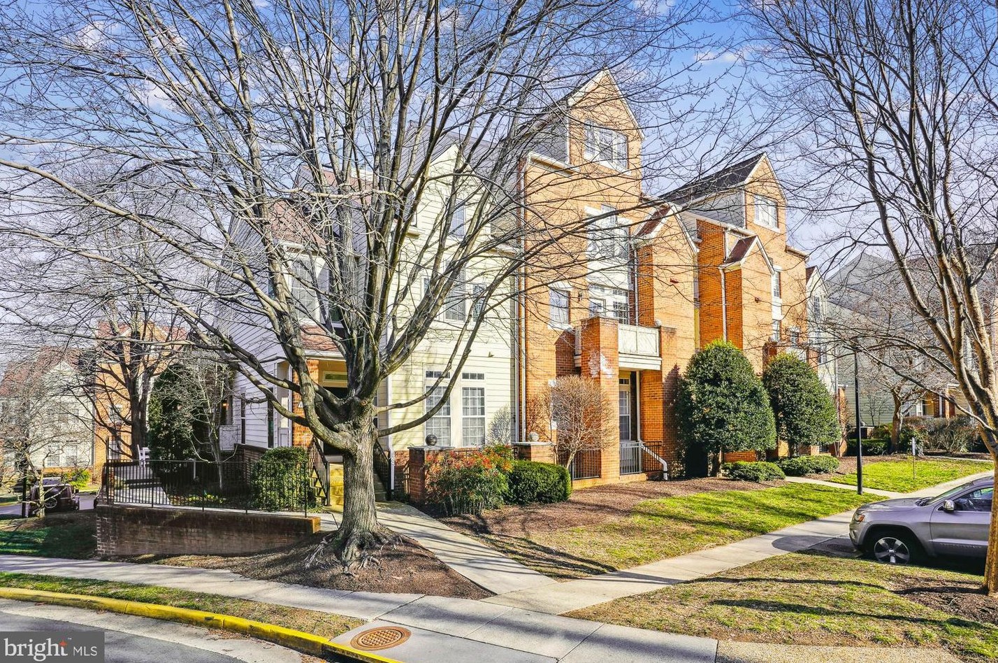 1300 Garden Wall Cir #102, Herndon, VA 20194