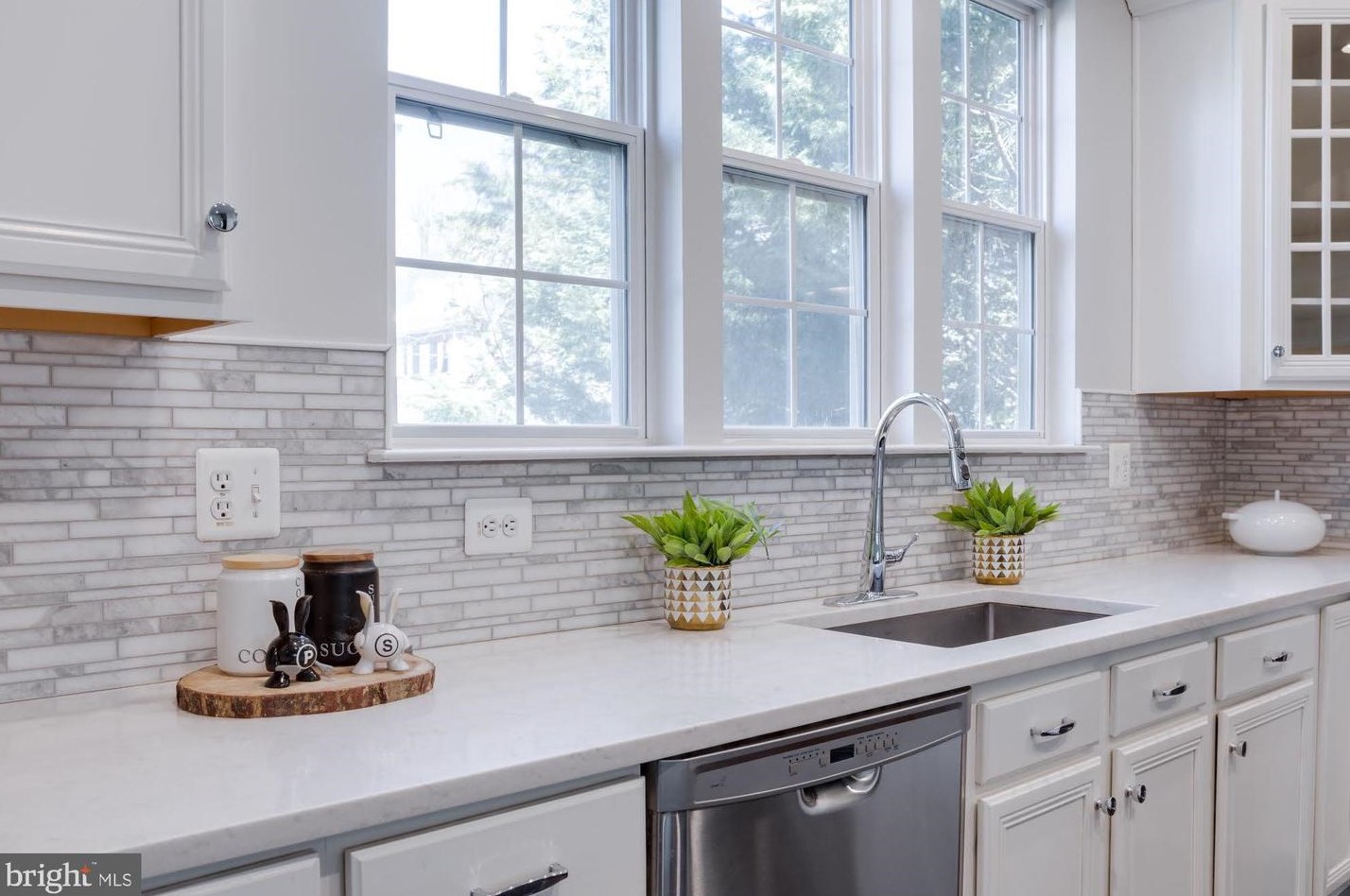12000 Grenshaw Dr, Fairfax, VA 22030-6183