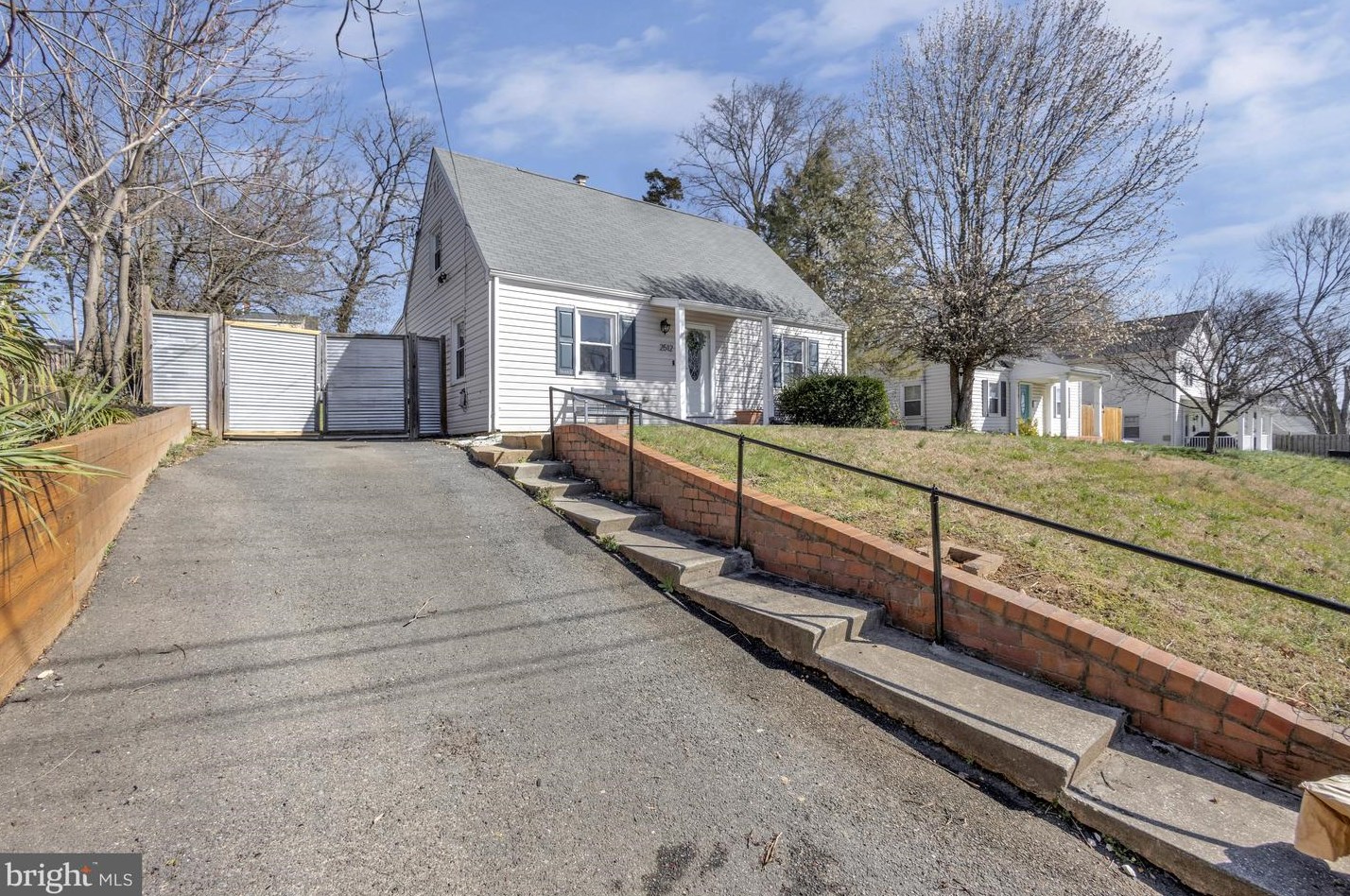 2512 Jamaica Dr, Alexandria, VA 22303-2312