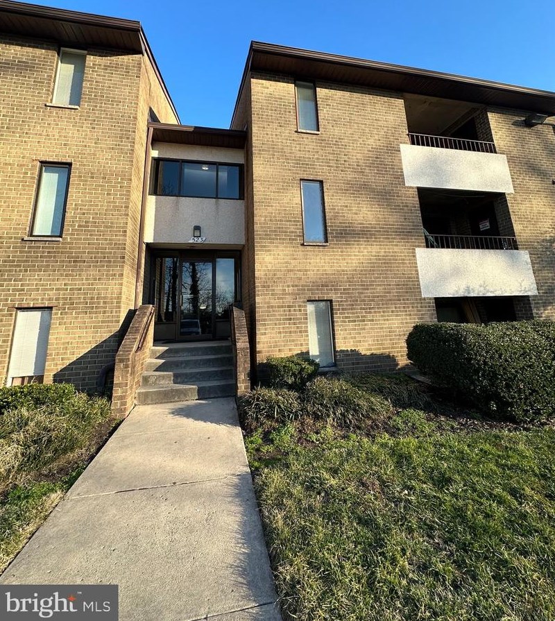 523 Florida Ave #204, Herndon, VA 20170