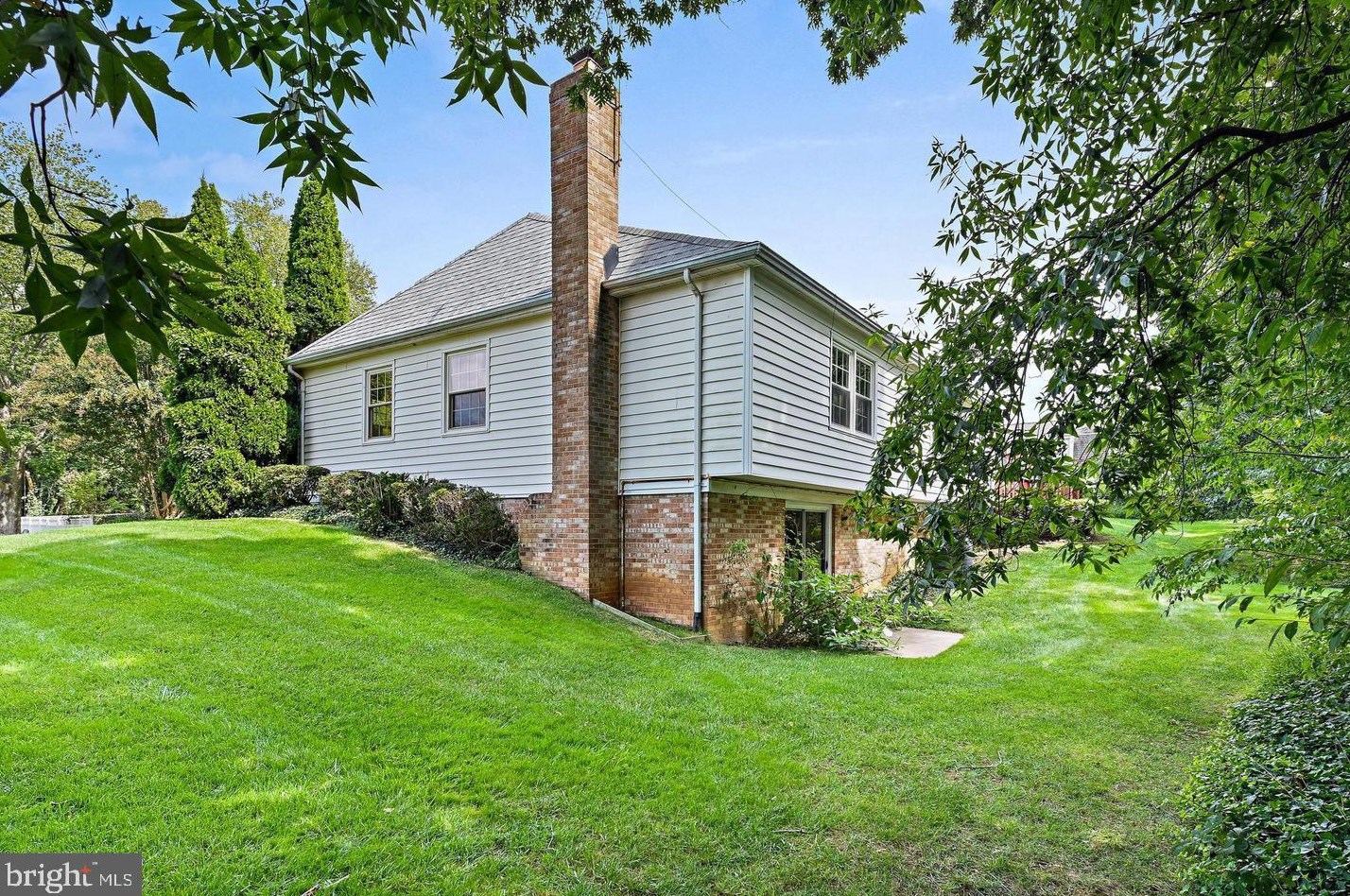 9303 Shari Dr, Fairfax, VA 22032