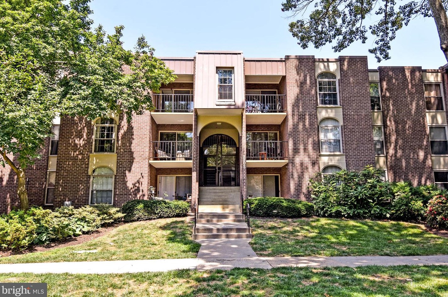 3302 Woodburn Village Dr #24, Annandale, VA 22003