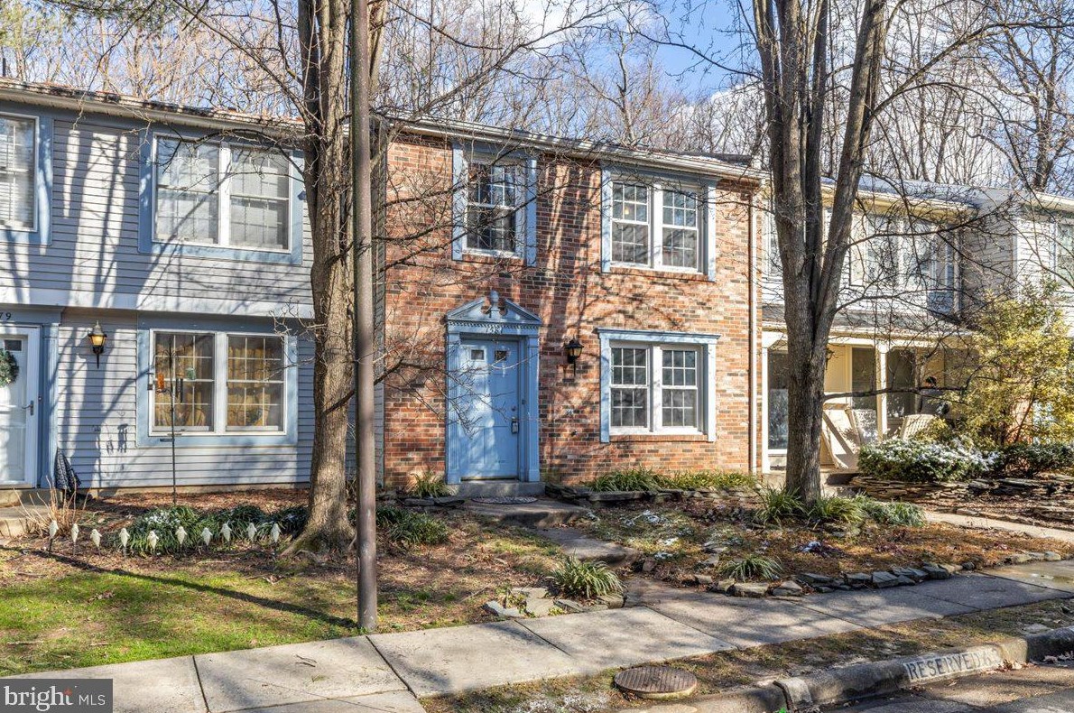 1581 Stowe Ct, Herndon, VA 20194