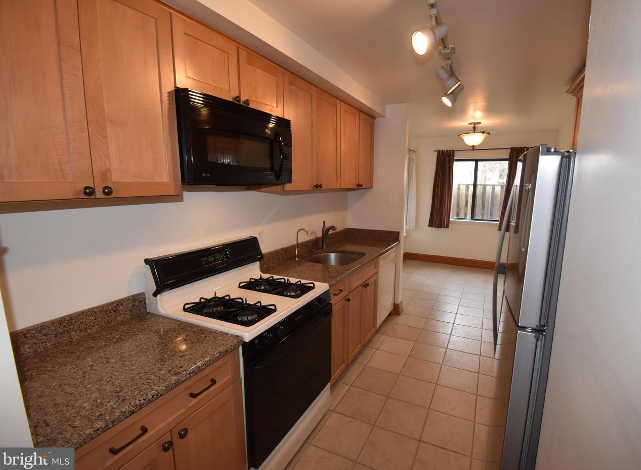 2840 Dover Ln #102, Falls Church, VA 22042
