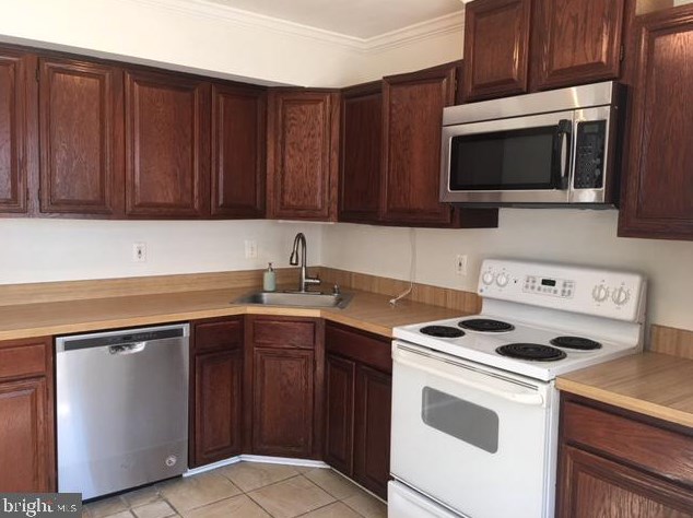 2340 Hunters Square Ct, Herndon, VA 20191