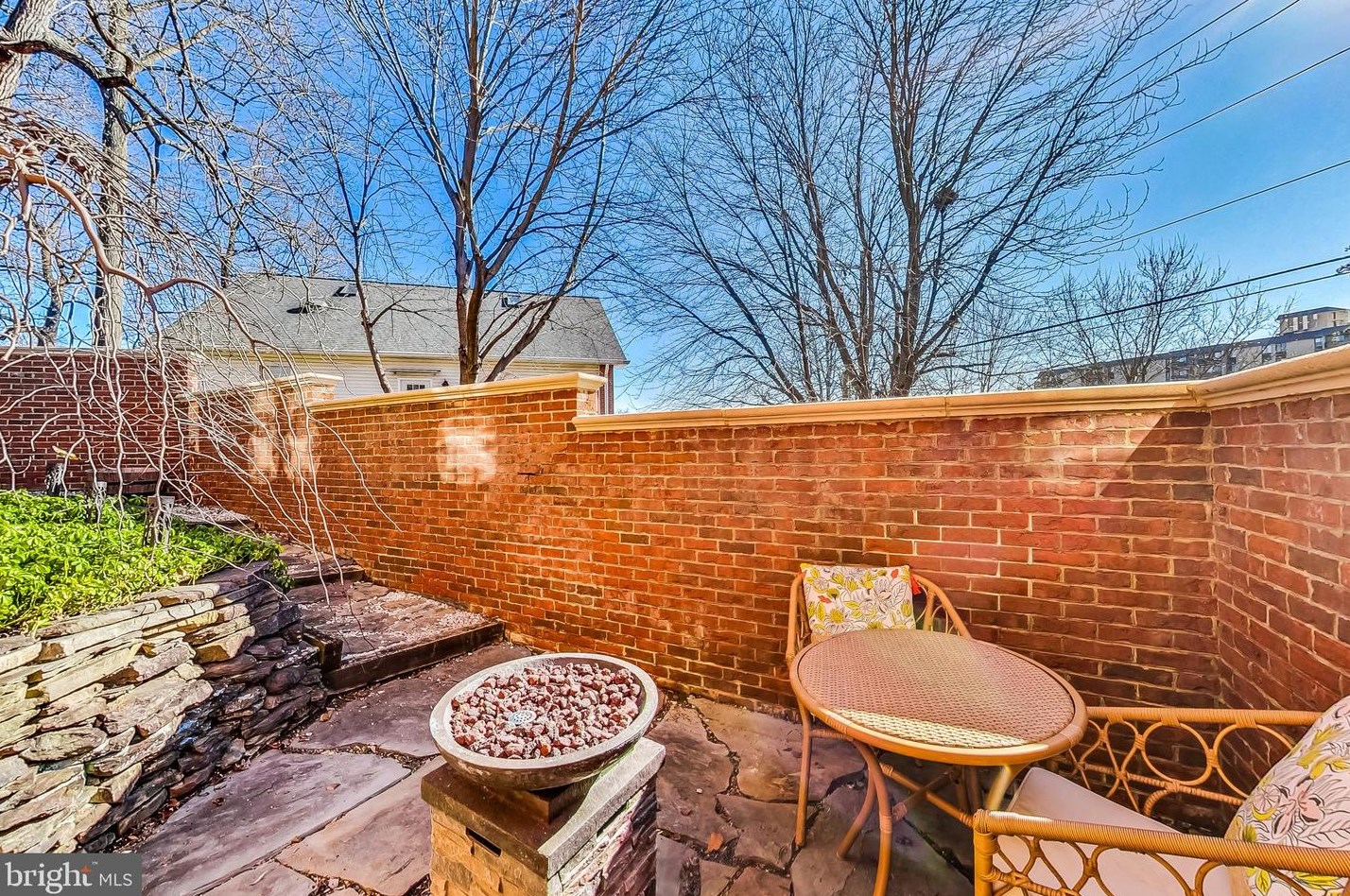 6000 Kelsey Ct, Falls Church VA  22044-2944 exterior