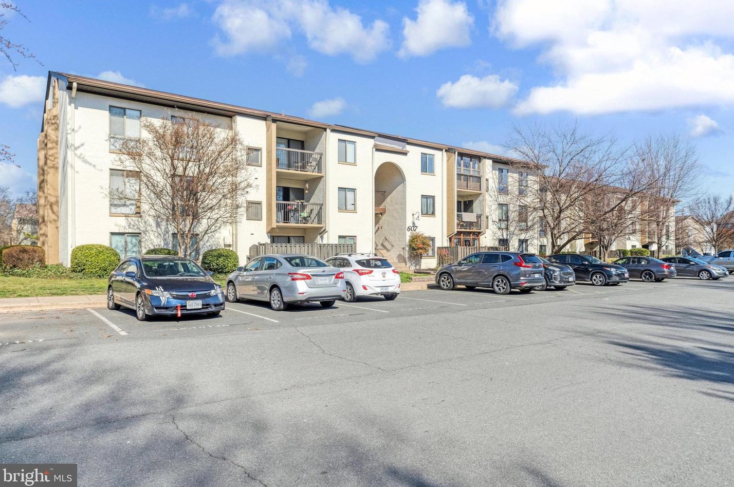 607 Center St #204, Herndon, VA 20170