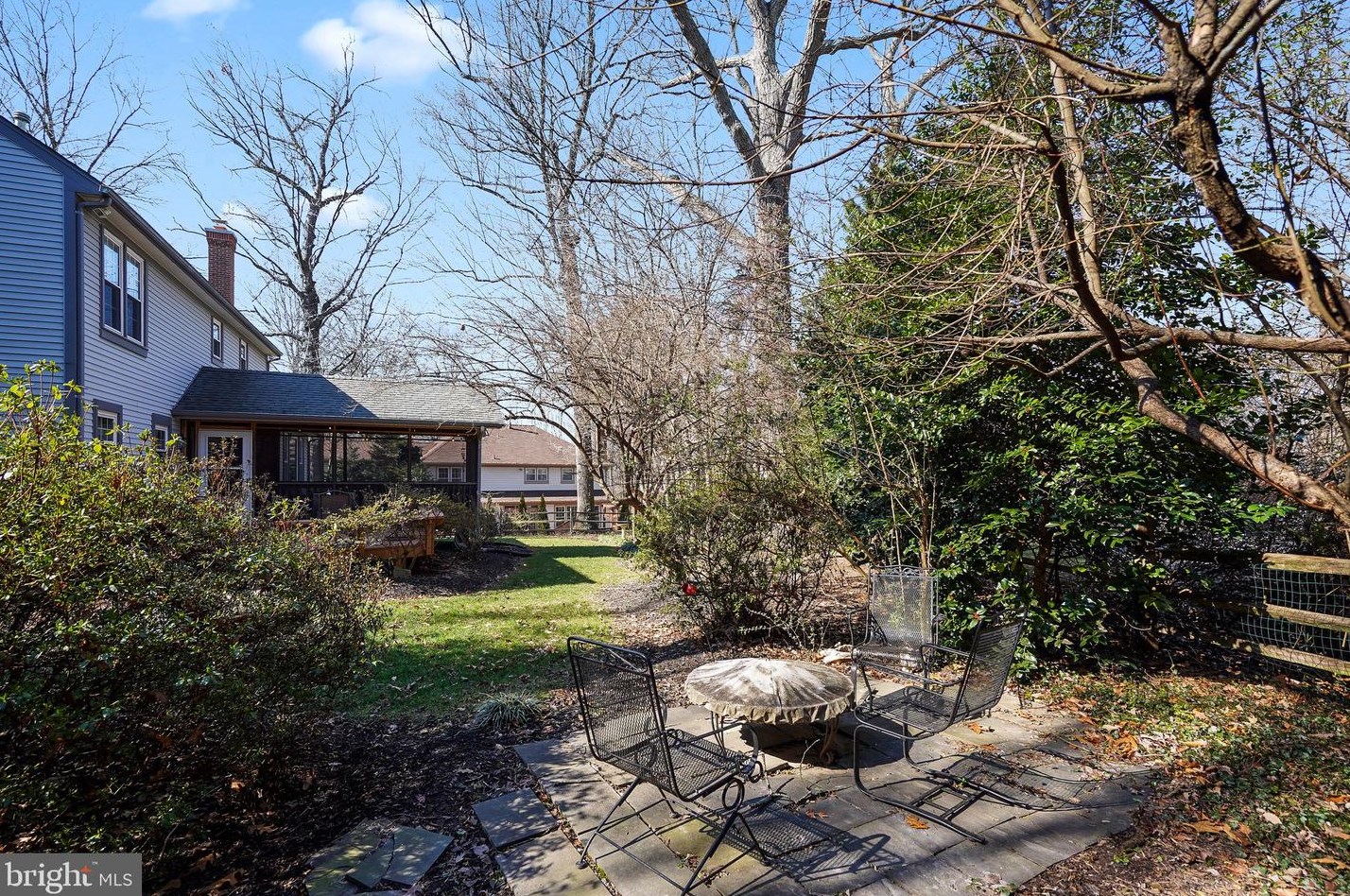 4888 Oakcrest Dr, Fairfax VA  22030-4570 exterior