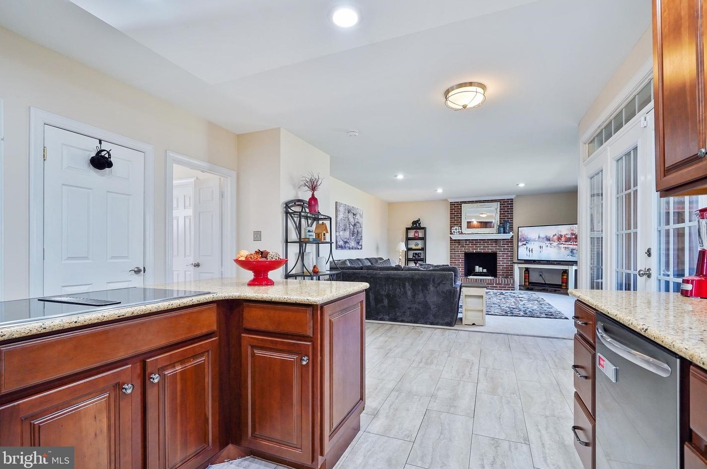 4888 Oakcrest Dr, Fairfax VA  22030-4570 exterior