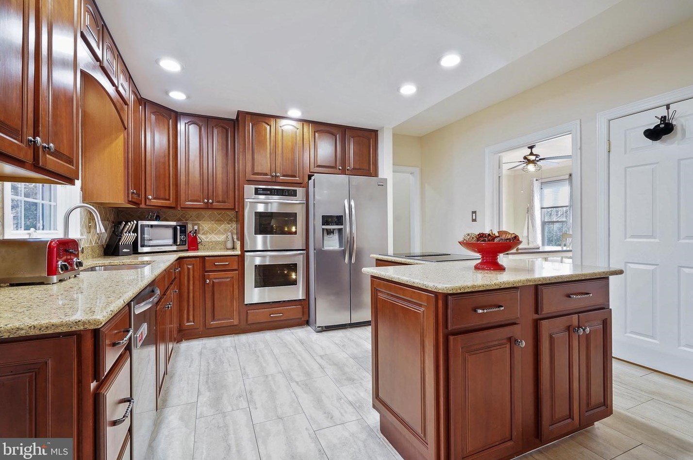 4888 Oakcrest Dr, Fairfax VA  22030-4570 exterior