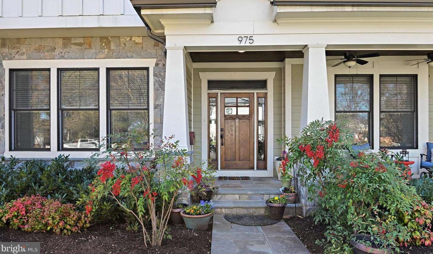975 Lynn St, Vienna, VA 22180-6482