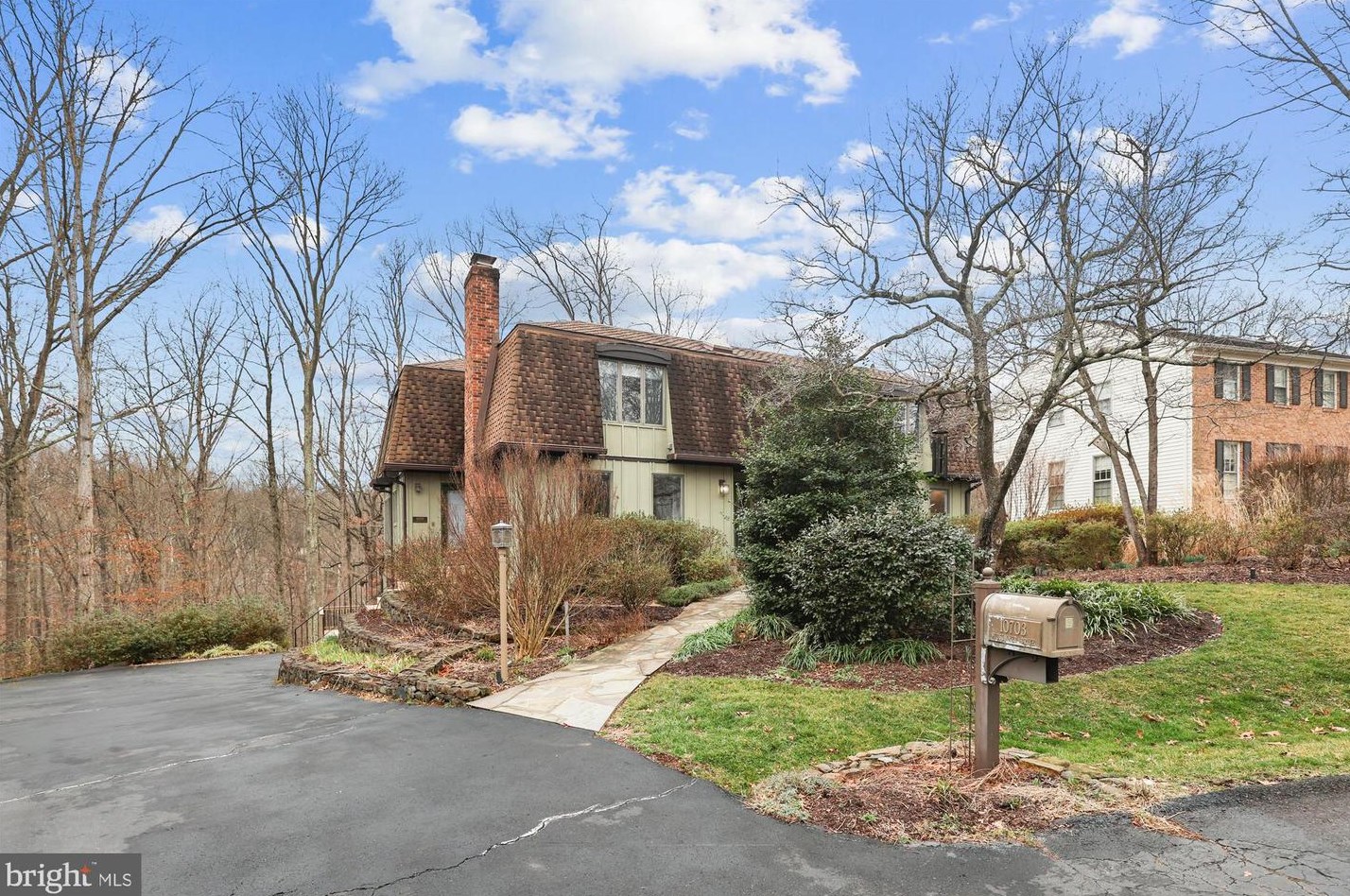 10703 Midsummer Dr, Herndon, VA 20191