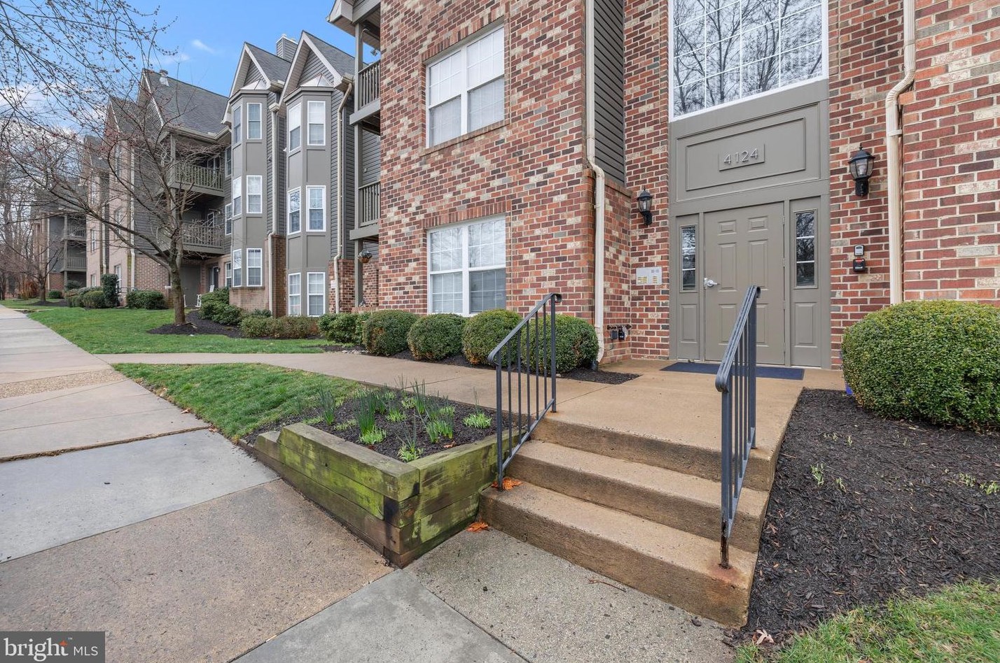 4124 Monument Ct #201, Fairfax, VA 22033