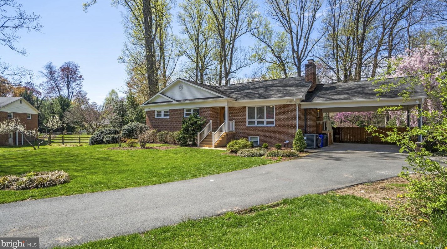 11719 Briggs Ct, Fairfax VA  22030-5703 exterior