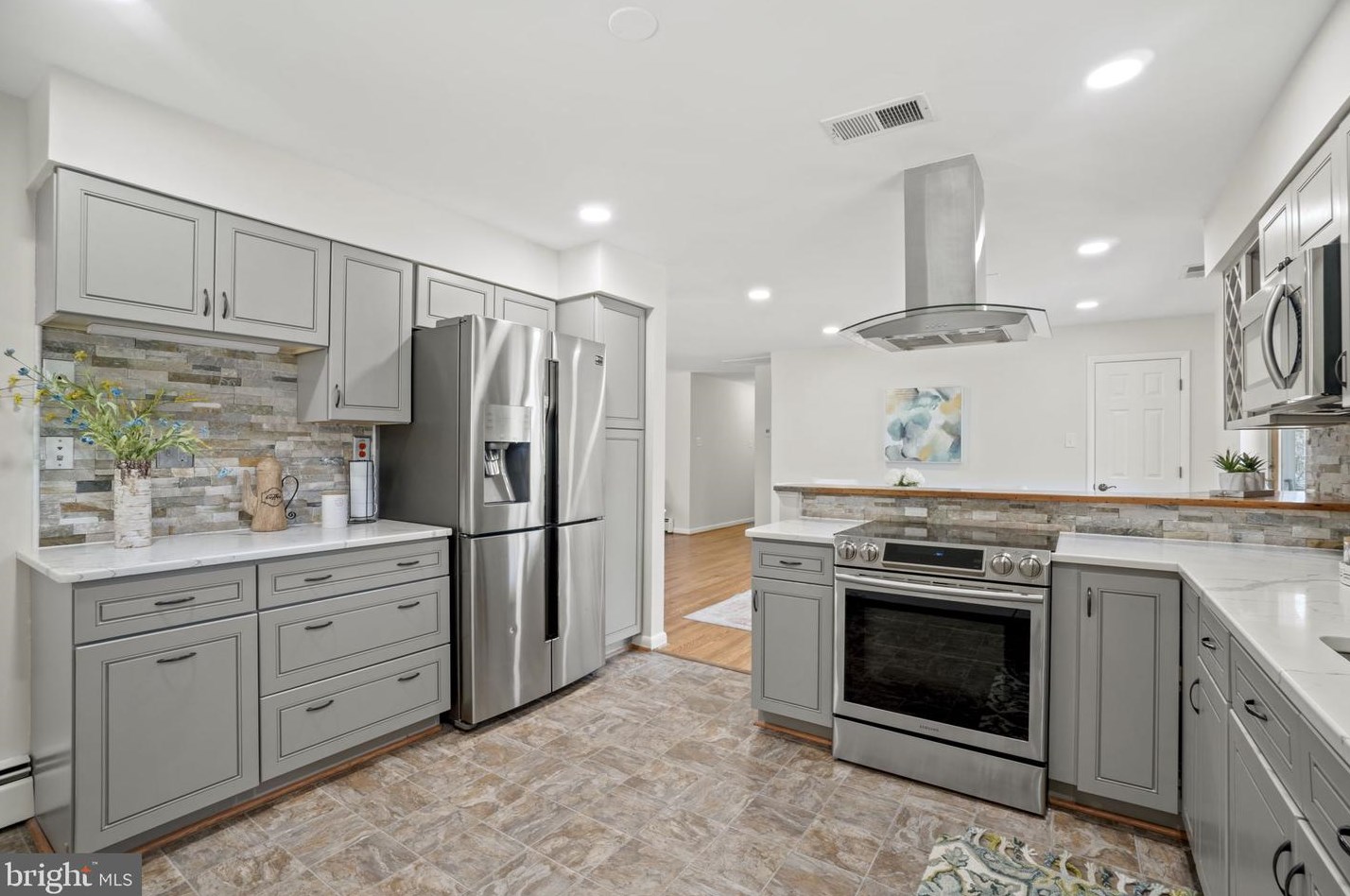 11719 Briggs Ct, Fairfax VA  22030-5703 exterior