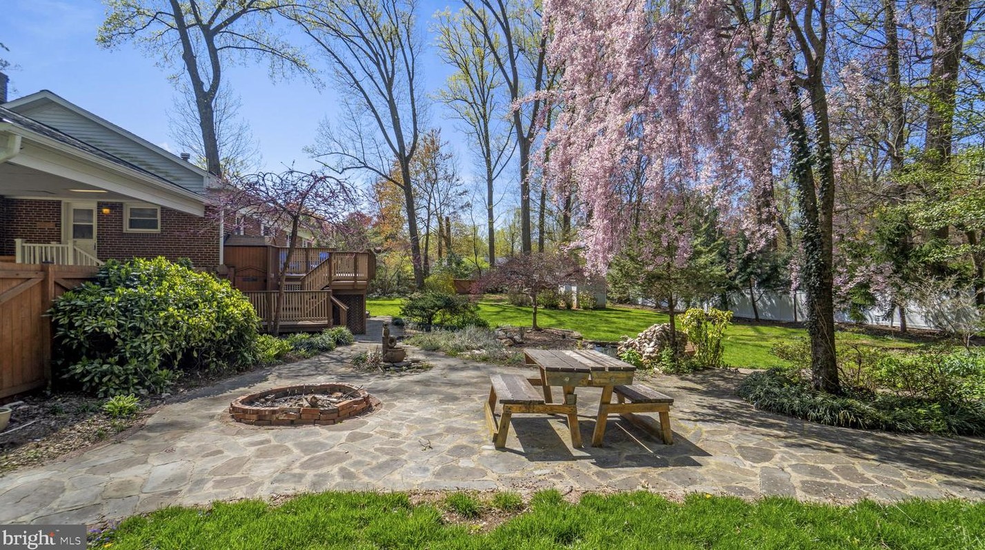 11719 Briggs Ct, Fairfax VA  22030-5703 exterior