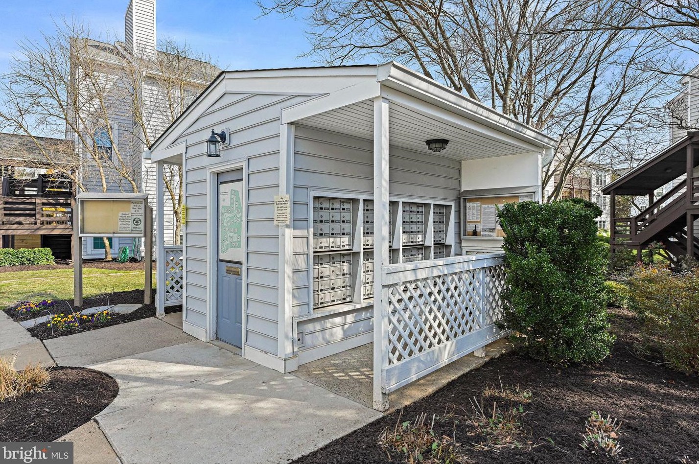 10059 Oakton Terrace Rd, Vienna VA  22124-2942 exterior