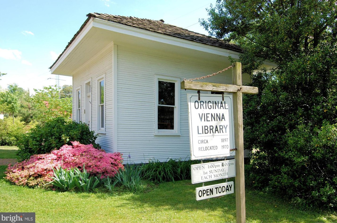 10125 Wendover Dr, Vienna VA  22181-2958 exterior