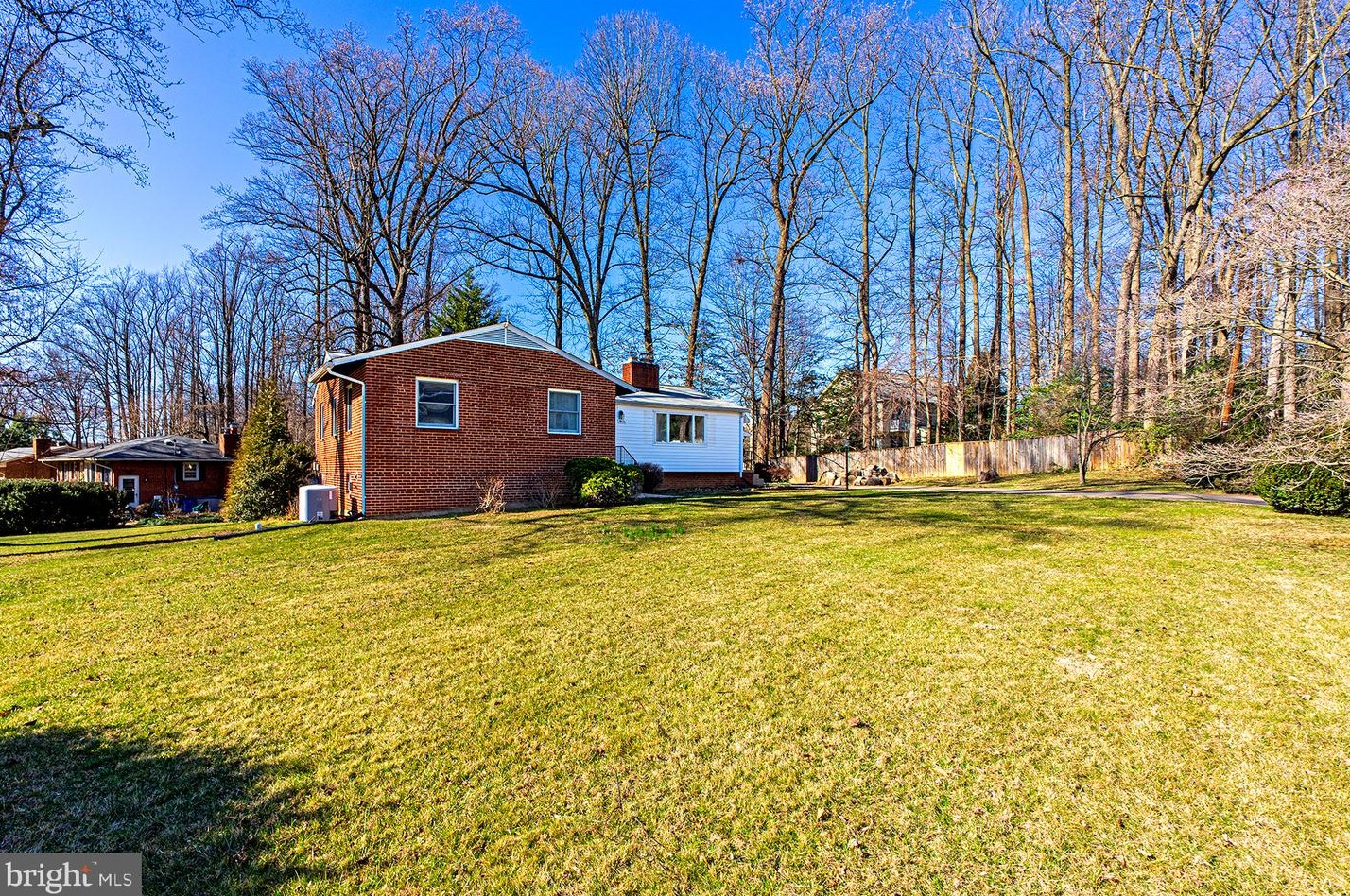 9116 Brian Dr, Vienna, VA 22180