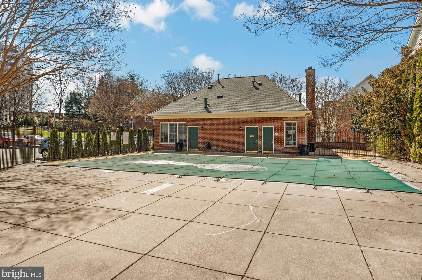 1571 Leeds Castle Dr, Vienna VA  22182-5554 exterior