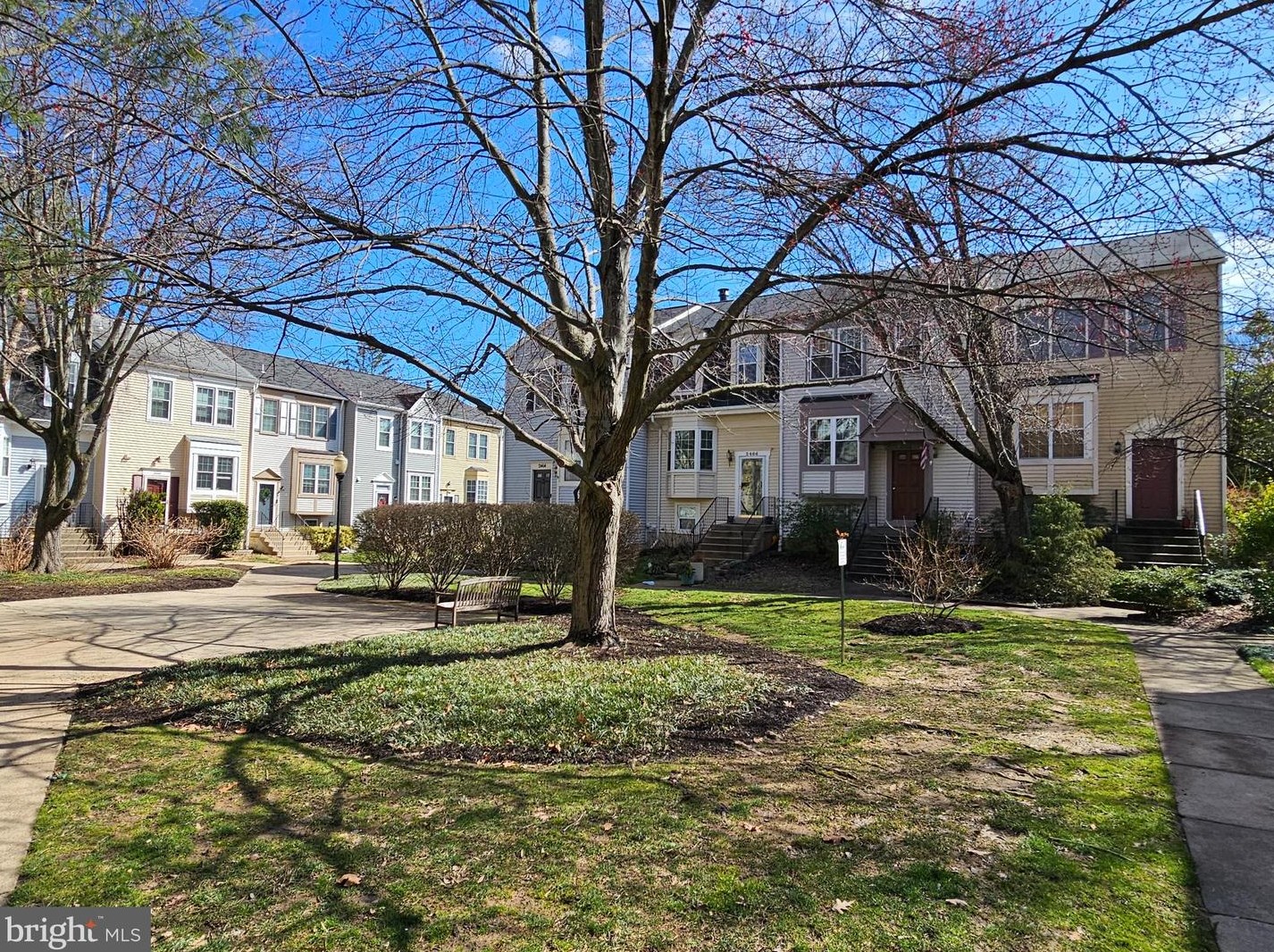 2312 Hunters Square Ct, Herndon, VA 20191