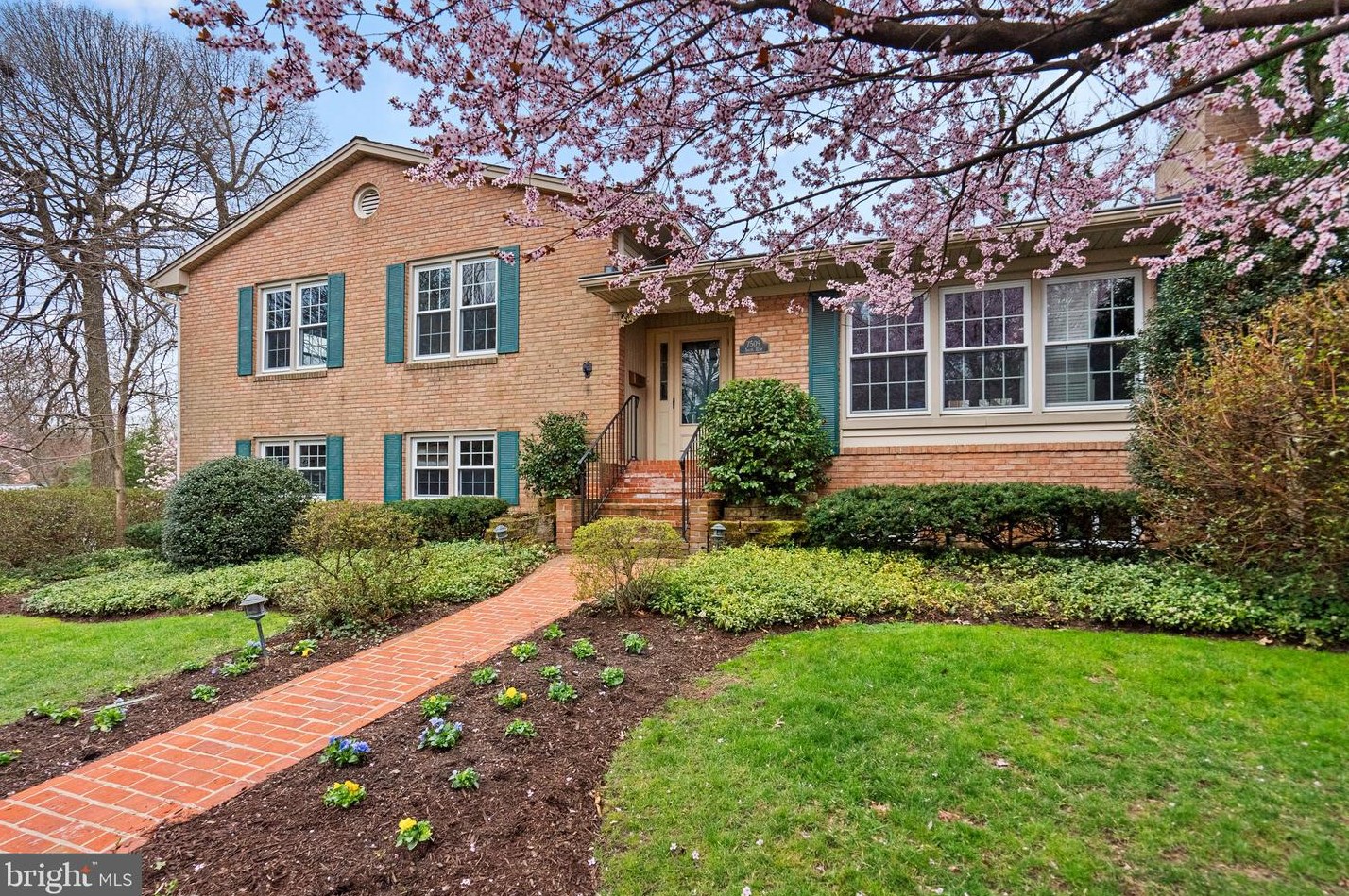 7509 Salem Rd, Falls Church, VA 22043-3240