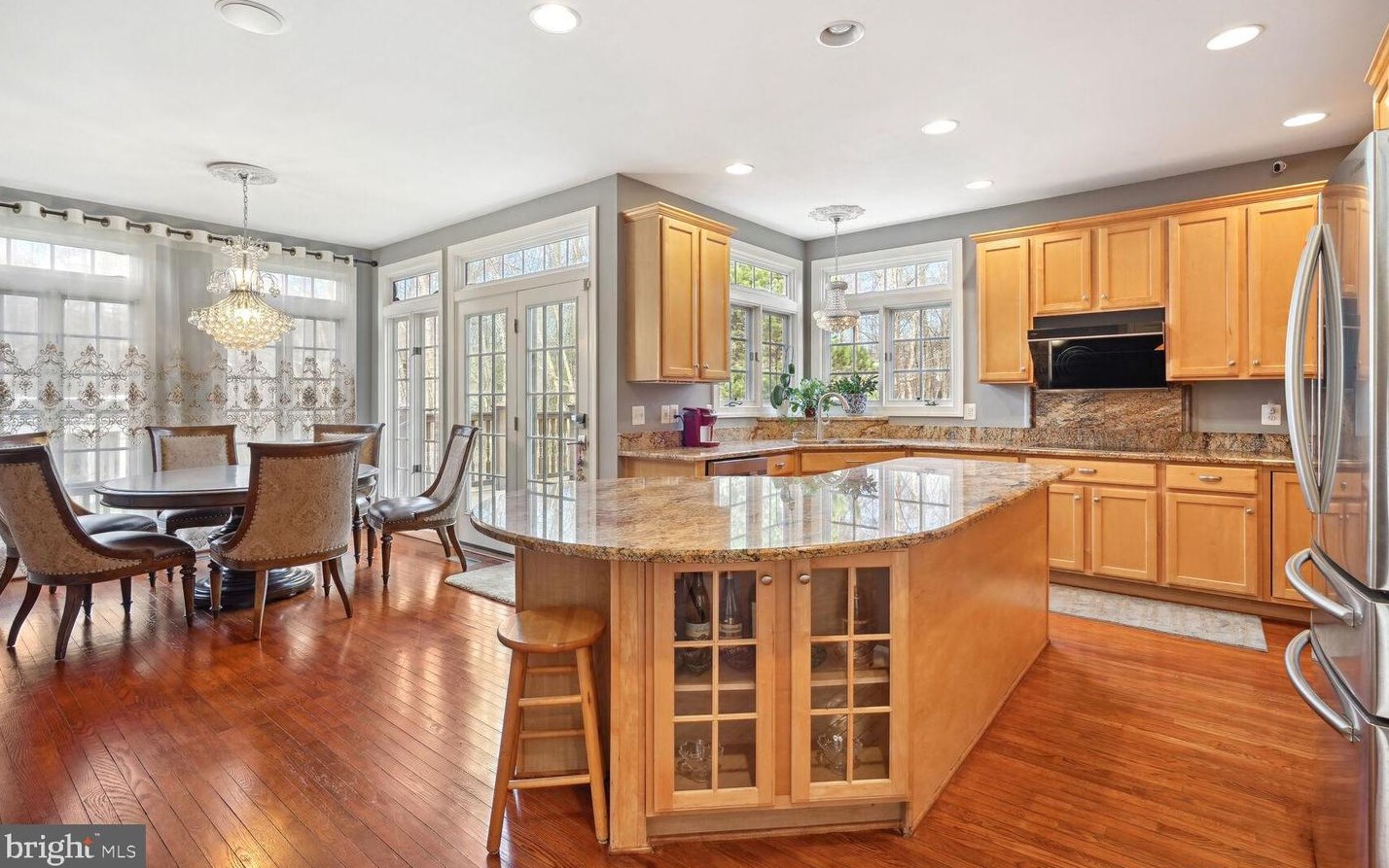 12812 Westbrook Dr, Fairfax VA  22030-8229 exterior