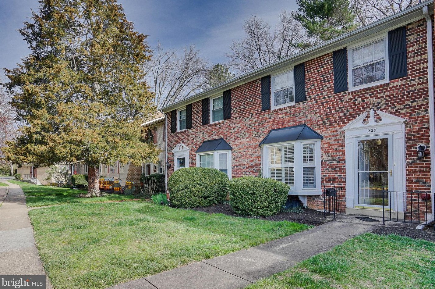 225 Commons Dr Nw, Vienna, VA 22180