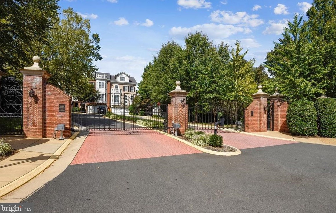 1842 Fonthill Ct, Mc Lean VA  22102-4792 exterior