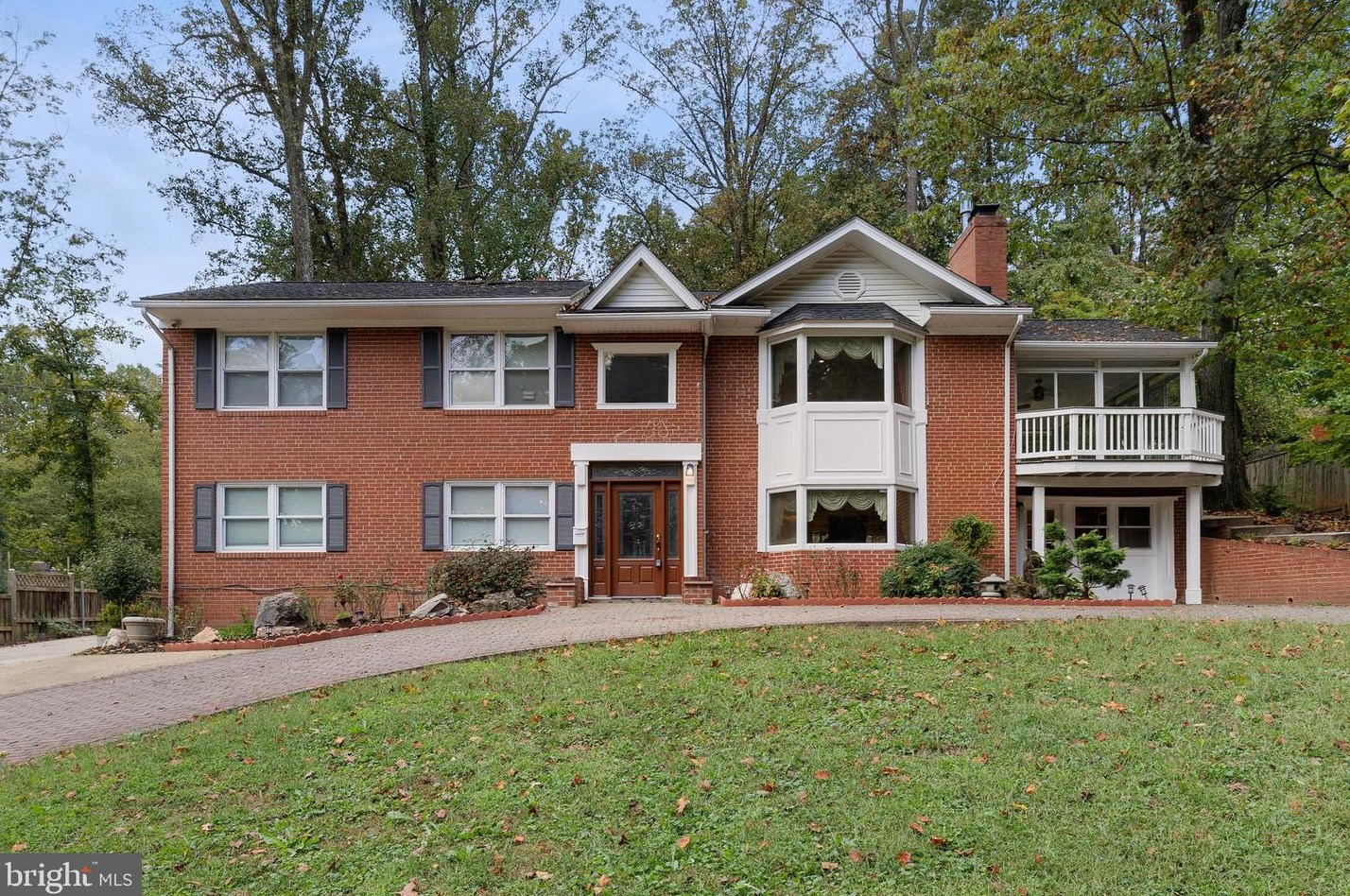 6421 Woodville Dr, Falls Church, VA 22044