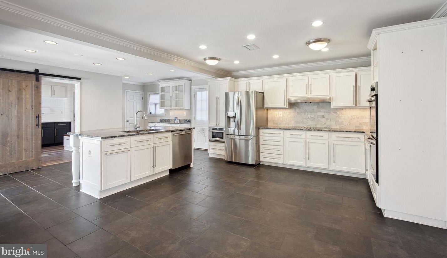 9209 Maria Ave, Great Falls, VA 22066