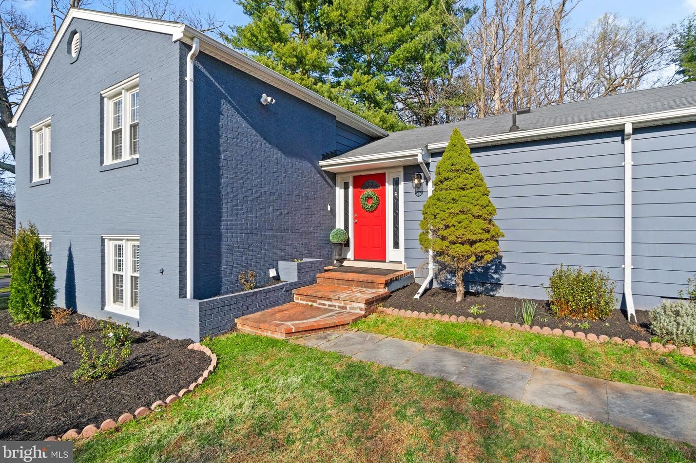 9642 Cinnamon Creek Dr, Vienna VA  22182-1428 exterior