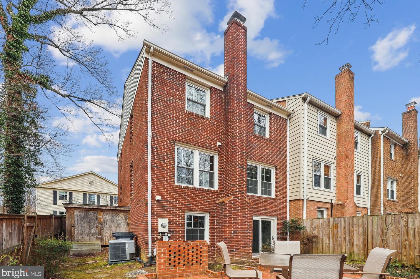8088 Sleepy View Ln, Springfield, VA 22153-2920
