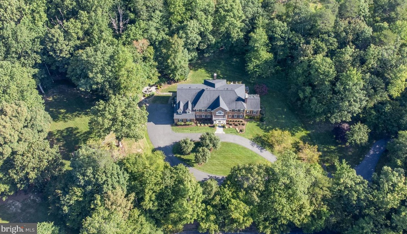 11414 Wolfs Lndg, Fairfax, VA 22039-2040