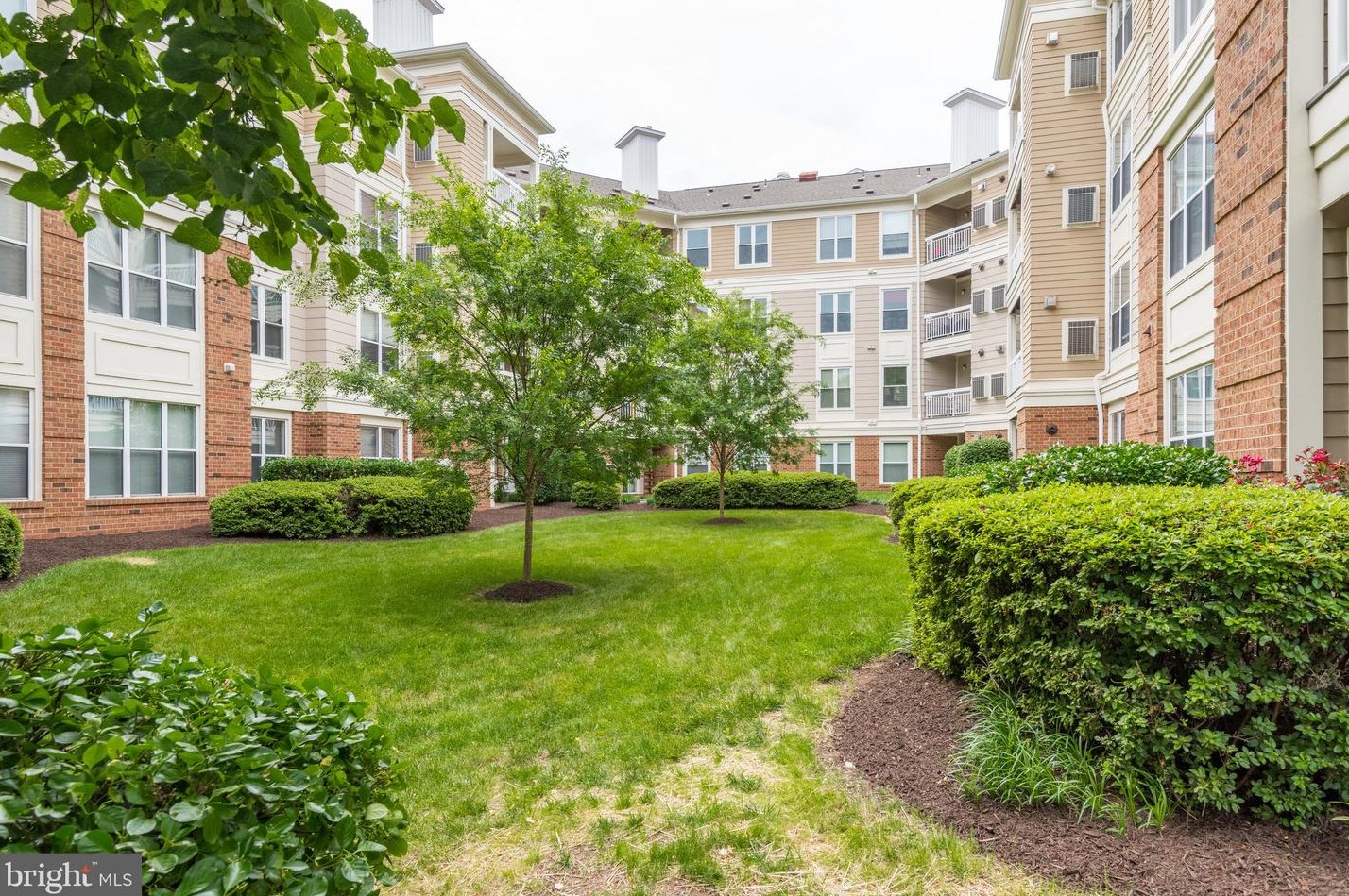 2203 Westcourt Ln #303, Herndon, VA 20170