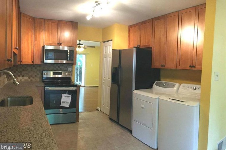 2356 Southgate Sq, Herndon, VA 20191