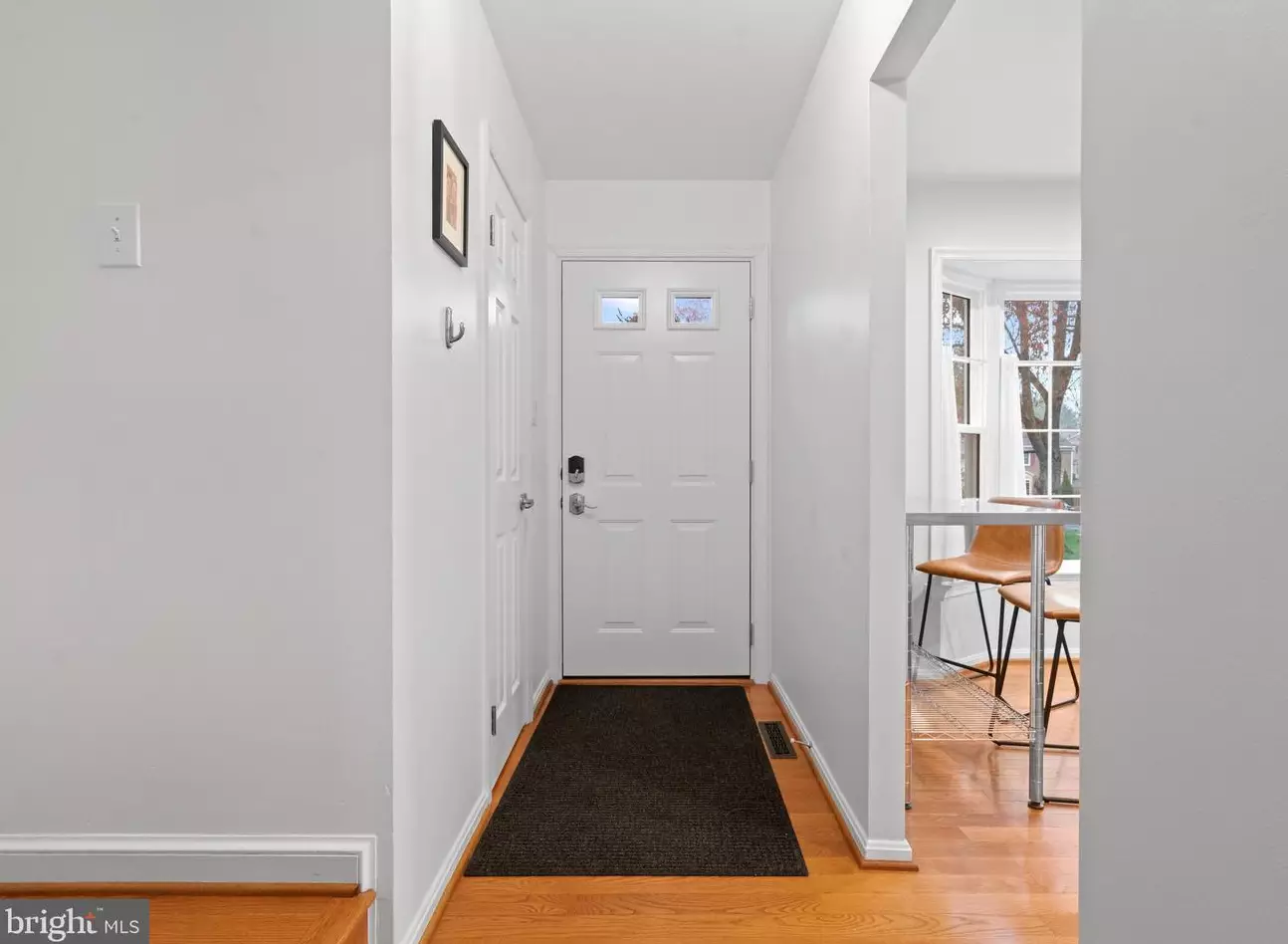 5529 Lakewhite Ct, Fairfax, VA 22032-4033