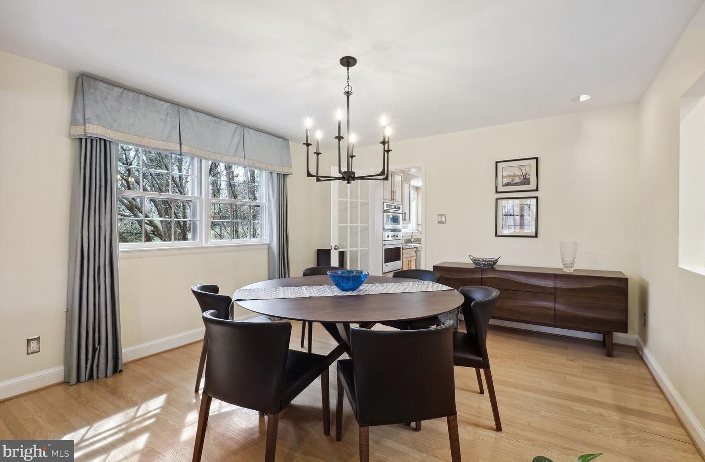 6431 Walters Woods Dr, Falls Church VA  22044-1424 exterior