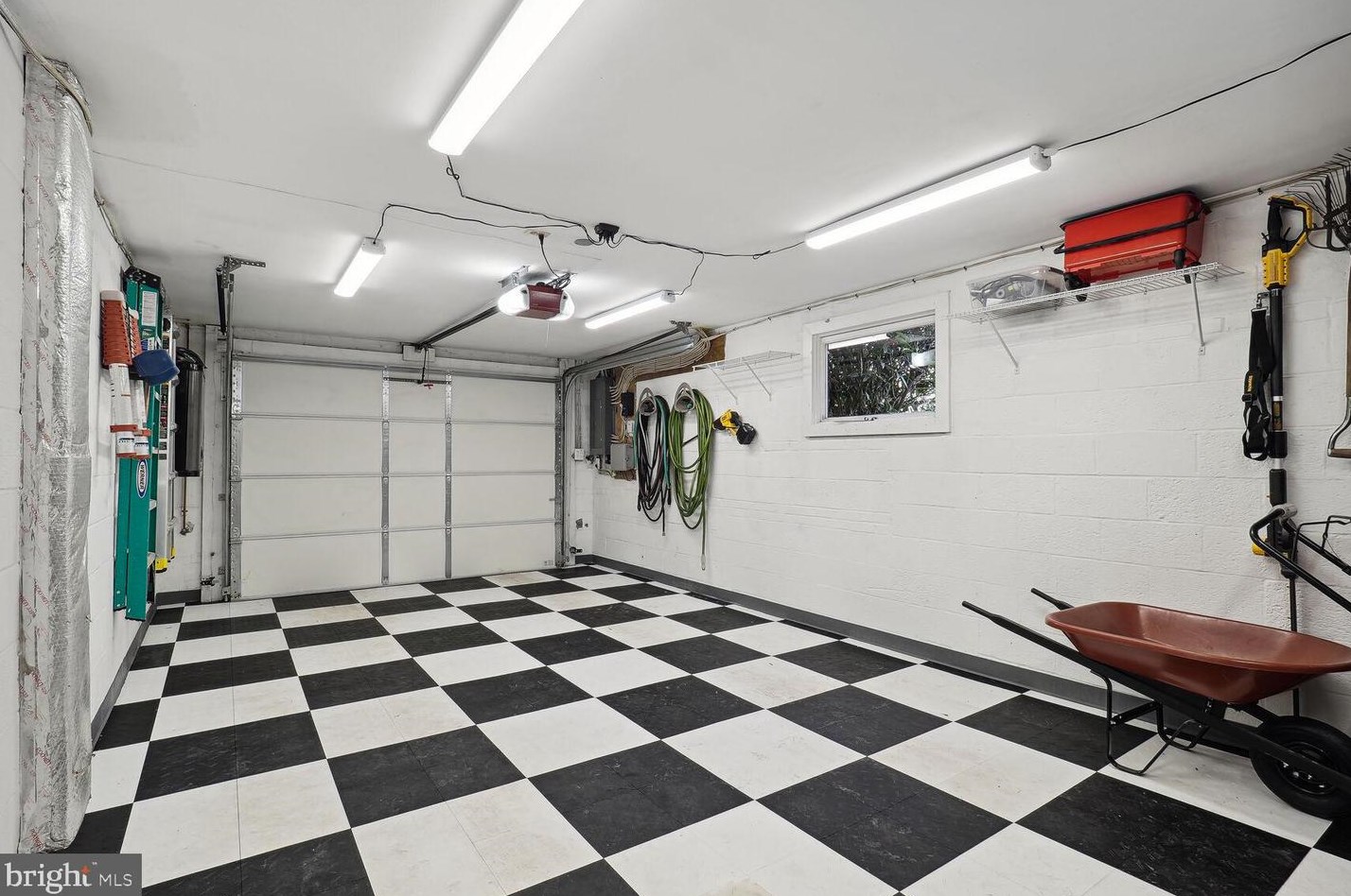 6431 Walters Woods Dr, Falls Church VA  22044-1424 exterior