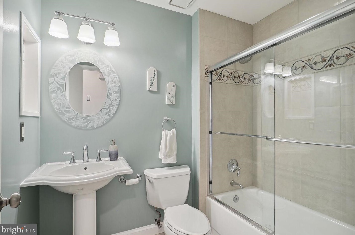 6431 Walters Woods Dr, Falls Church VA  22044-1424 exterior