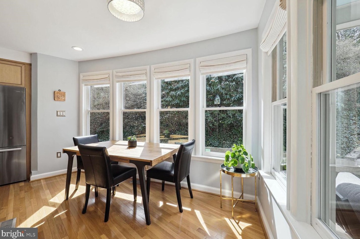 6431 Walters Woods Dr, Falls Church VA  22044-1424 exterior