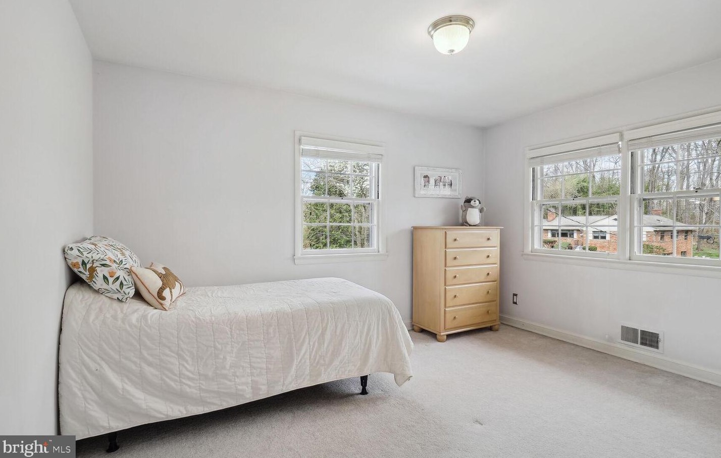 6431 Walters Woods Dr, Falls Church VA  22044-1424 exterior