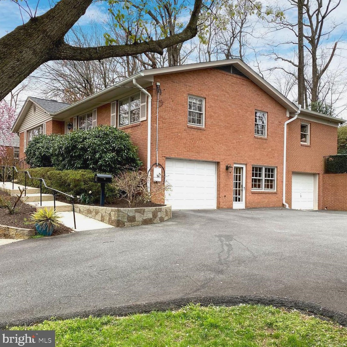 6431 Walters Woods Dr, Falls Church VA  22044-1424 exterior