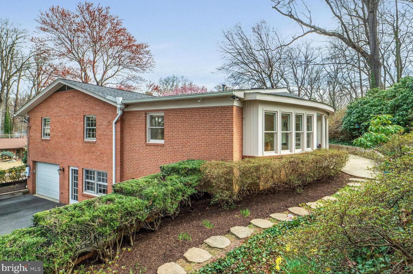 6431 Walters Woods Dr, Falls Church, VA 22044