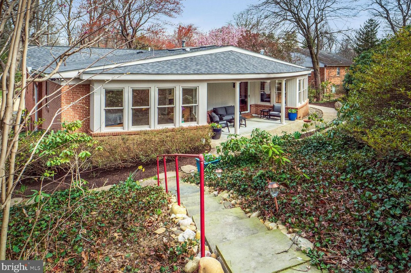 6431 Walters Woods Dr, Falls Church VA  22044-1424 exterior