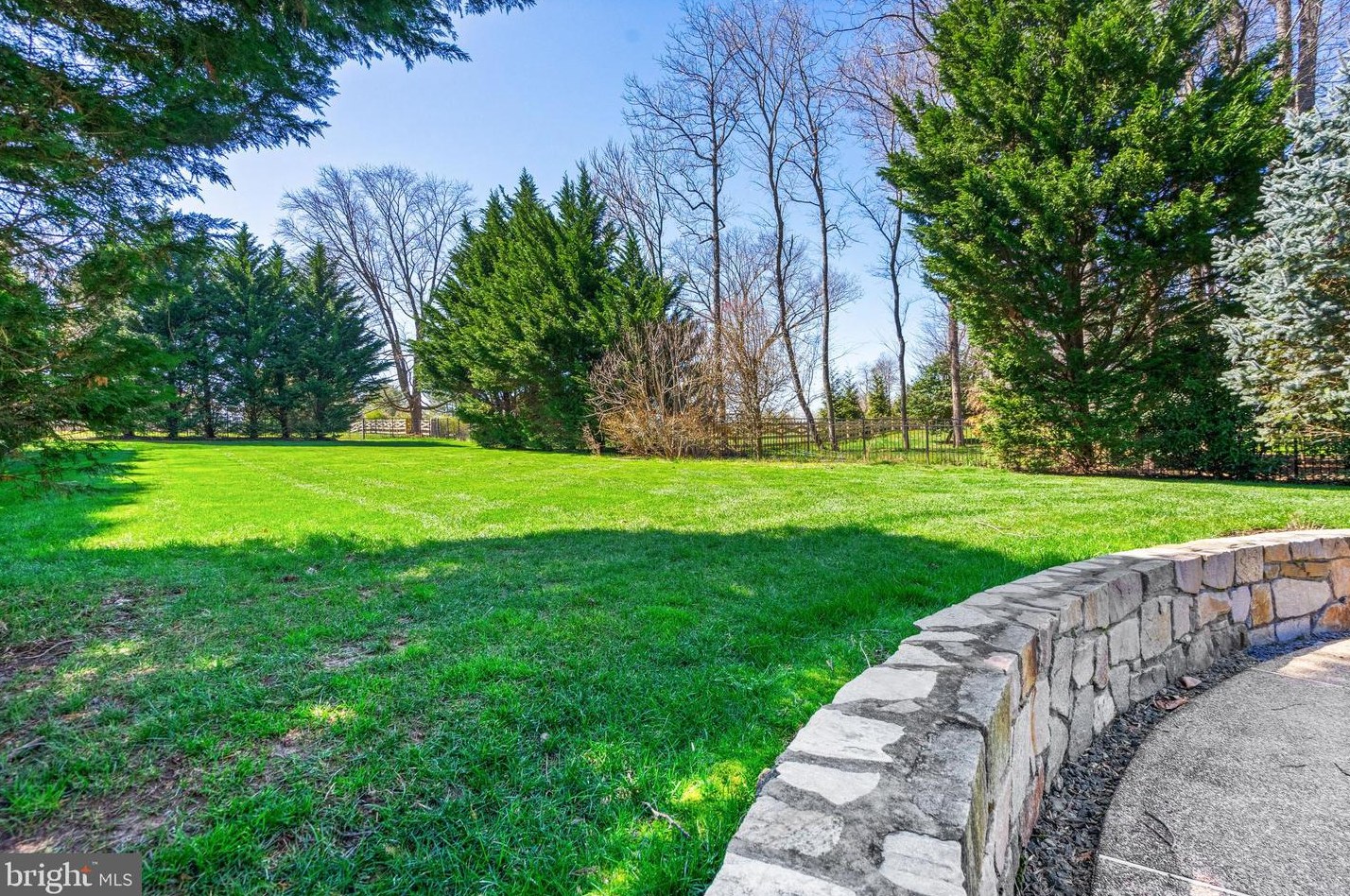 2910 Fox Mill Manor Dr, Vienna VA  22124-1246 exterior