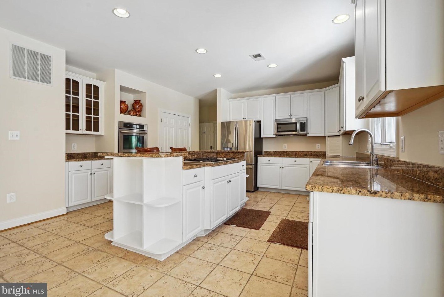 2910 Fox Mill Manor Dr, Vienna VA  22124-1246 exterior