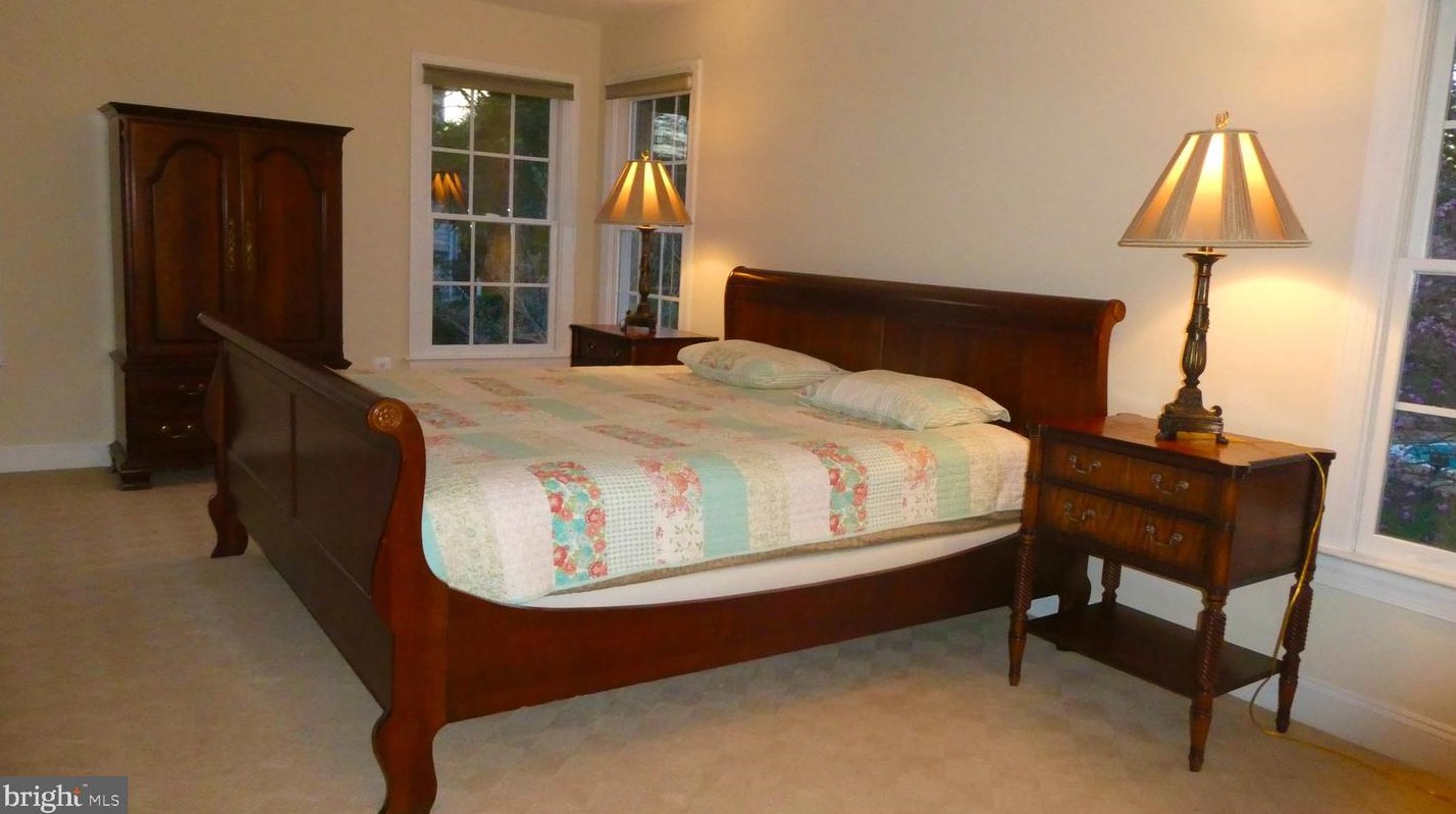 2910 Fox Mill Manor Dr, Vienna VA  22124-1246 exterior